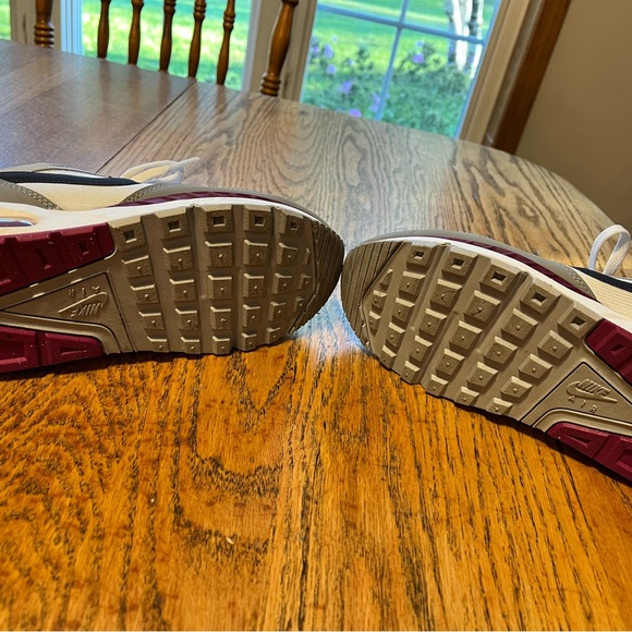 Women’s size 9 Nike Max Air Correlate White - Picture 5 of 7